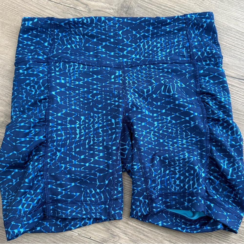 Lululemon Biker Shorts with side pockets - size 4